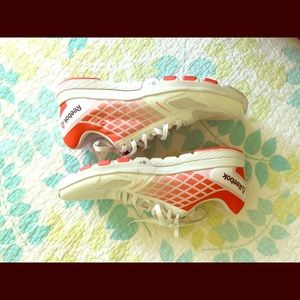 Selling Women Reebok shoes like brand new !!🧡